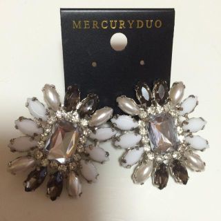 マーキュリーデュオ(MERCURYDUO)のカラーフラワーイヤリング(イヤリング)