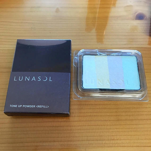 LUNASOL(ルナソル)のほわちゃん様専用 ルナソル  トーンアップパウダー 01と02 コスメ/美容のベースメイク/化粧品(フェイスパウダー)の商品写真