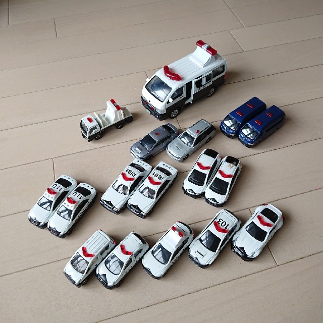 トミカ パトカー 17台 エンタメ/ホビーのおもちゃ/ぬいぐるみ(ミニカー)の商品写真