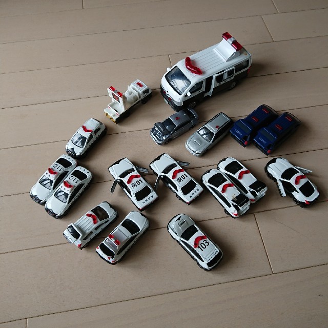 トミカ パトカー 17台 エンタメ/ホビーのおもちゃ/ぬいぐるみ(ミニカー)の商品写真