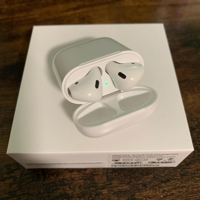 Apple(アップル)のApple Airpods MMEF2J/A スマホ/家電/カメラのオーディオ機器(ヘッドフォン/イヤフォン)の商品写真