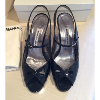 マノロブラニク(MANOLO BLAHNIK)のマノロブラニク バックストラップ サンダル エナメル 黒 38(サンダル)