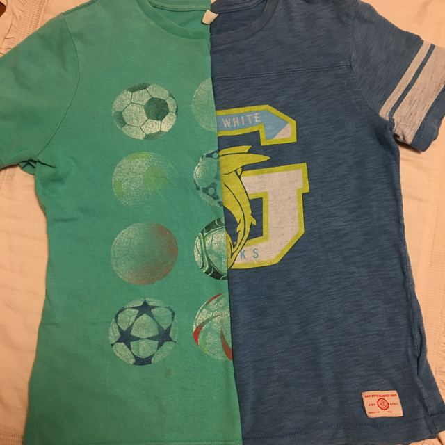 GAP Kids(ギャップキッズ)のGAPkids 130㎝ Tシャツ シャークプリント ブルー  サッカーボール  キッズ/ベビー/マタニティのキッズ服男の子用(90cm~)(Tシャツ/カットソー)の商品写真