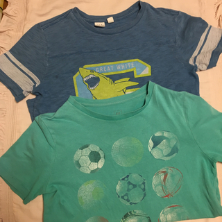 ギャップキッズ(GAP Kids)のGAPkids 130㎝ Tシャツ シャークプリント ブルー  サッカーボール (Tシャツ/カットソー)