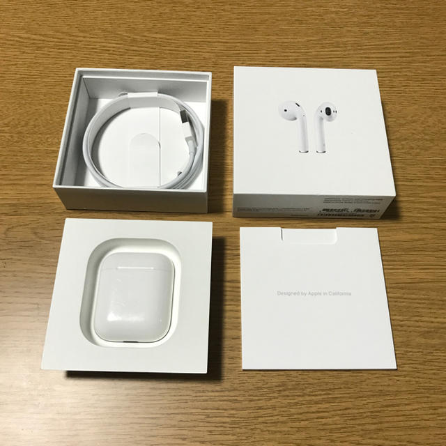 Apple(アップル)のairpods 完動品 附属品完備 スマホ/家電/カメラのオーディオ機器(ヘッドフォン/イヤフォン)の商品写真