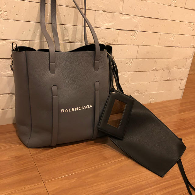 BALENCIAGA BAG(バレンシアガバッグ)のBALENCIAGA エブリデイトートXS グレー レディースのバッグ(トートバッグ)の商品写真