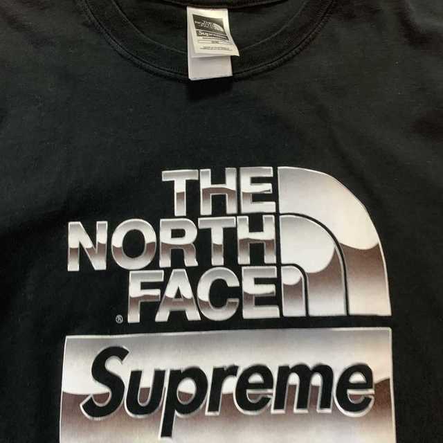 Supreme(シュプリーム)のSupreme×TNF Metallic Logo Tee Shirt 黒M メンズのトップス(Tシャツ/カットソー(半袖/袖なし))の商品写真