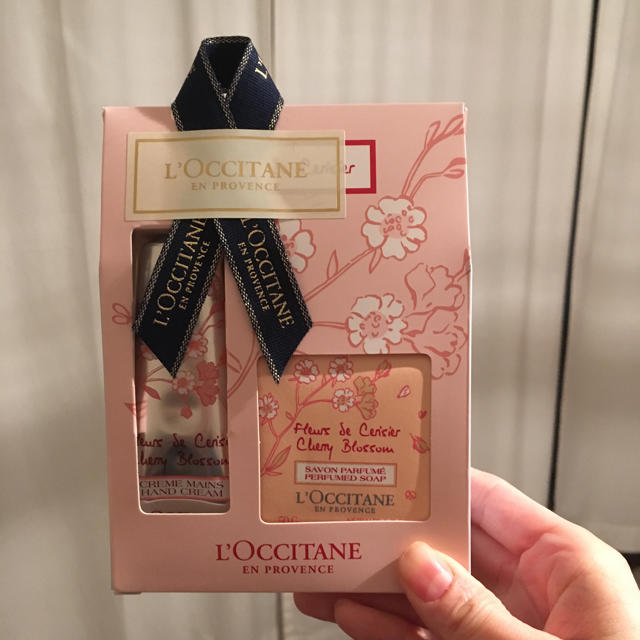 L'OCCITANE(ロクシタン)のさきママ様専用 ロクシタン チェリーブロッサム  メルシーキット コスメ/美容のボディケア(ハンドクリーム)の商品写真