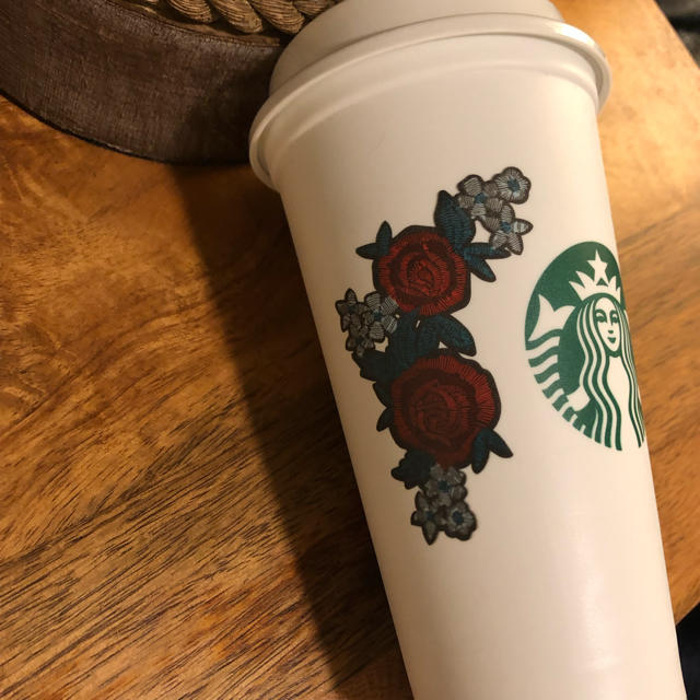 Starbucks Coffee(スターバックスコーヒー)のスターバックス   リユーザブルカップ     バレンタイン限定  新品 インテリア/住まい/日用品のキッチン/食器(タンブラー)の商品写真