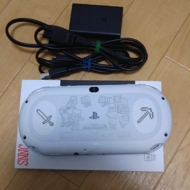 PlayStation Vita(プレイステーションヴィータ)のPSVITA マインクラフトVer. 8Gメモリーガラスフィルム付き エンタメ/ホビーのゲームソフト/ゲーム機本体(携帯用ゲーム機本体)の商品写真