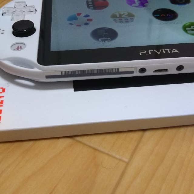 PlayStation Vita(プレイステーションヴィータ)のPSVITA マインクラフトVer. 8Gメモリーガラスフィルム付き エンタメ/ホビーのゲームソフト/ゲーム機本体(携帯用ゲーム機本体)の商品写真