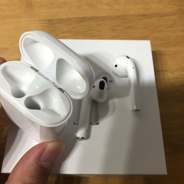 Apple(アップル)のApple airpods 中古美品 送料無料 スマホ/家電/カメラのオーディオ機器(ヘッドフォン/イヤフォン)の商品写真