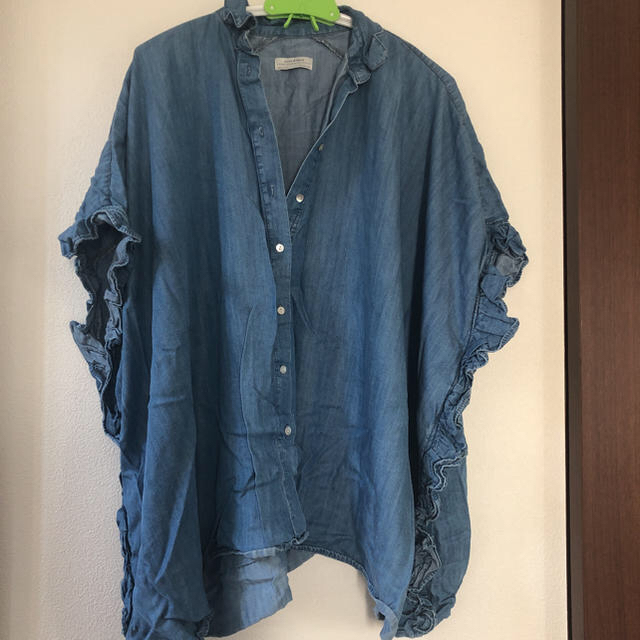 ZARA(ザラ)のデニムシャツ ドルマン風 レディースのトップス(シャツ/ブラウス(半袖/袖なし))の商品写真