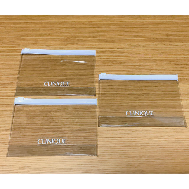 CLINIQUE(クリニーク)のクリニーク＊ビニールケース 3個&ブラシ レディースのファッション小物(ポーチ)の商品写真