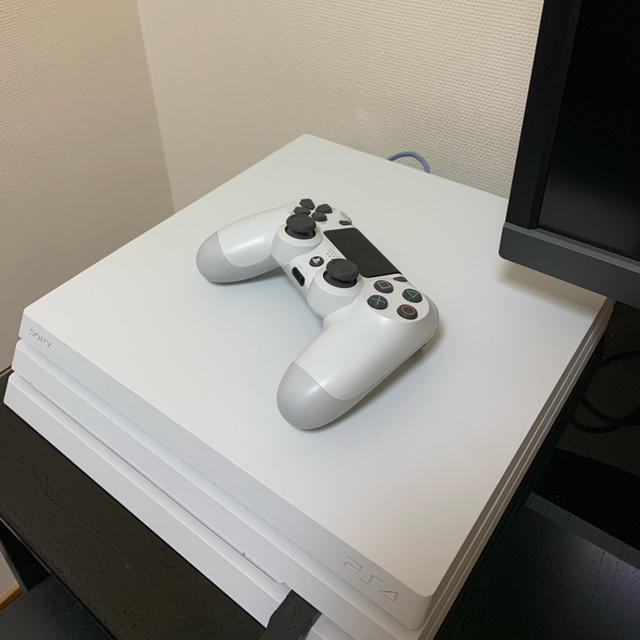 PlayStation4(プレイステーション4)のps4 pro 1tb グレイシャーホワイト  エンタメ/ホビーのゲームソフト/ゲーム機本体(家庭用ゲーム機本体)の商品写真