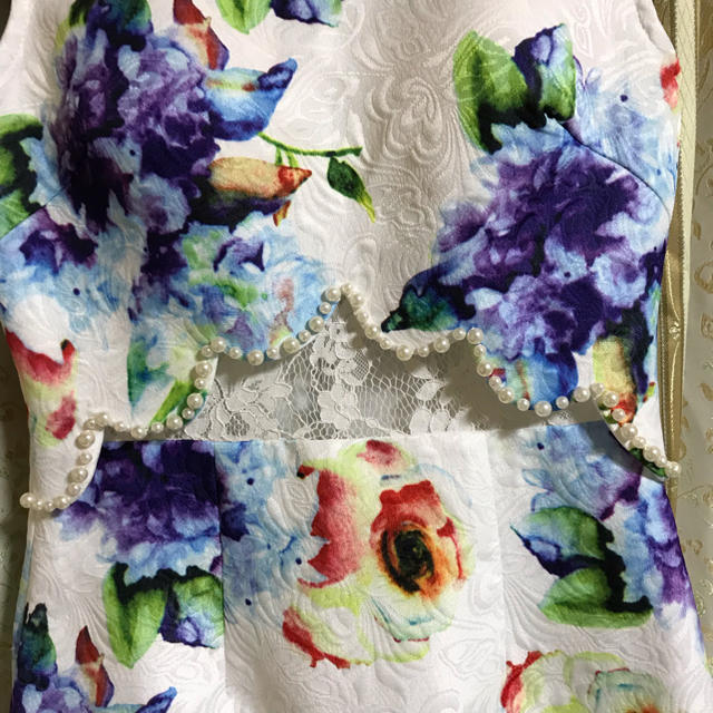 dazzy store(デイジーストア)のデイジー 白 花柄 ドレス 未使用 レディースのフォーマル/ドレス(ミニドレス)の商品写真