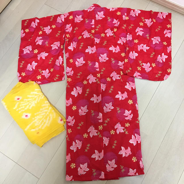 UNIQLO(ユニクロ)の浴衣 子供 レトロな金魚柄 110cm UNIQLO キッズ/ベビー/マタニティのキッズ服女の子用(90cm~)(甚平/浴衣)の商品写真