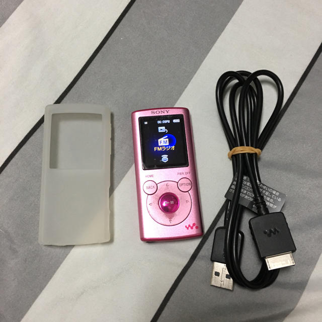 WALKMAN(ウォークマン)のソニーウォークマンNW−052ピンク スマホ/家電/カメラのオーディオ機器(ポータブルプレーヤー)の商品写真