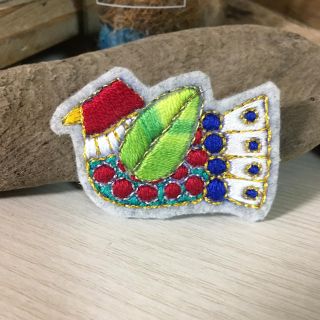 刺繍ブローチ ブルーベリーの鳥(コサージュ/ブローチ)