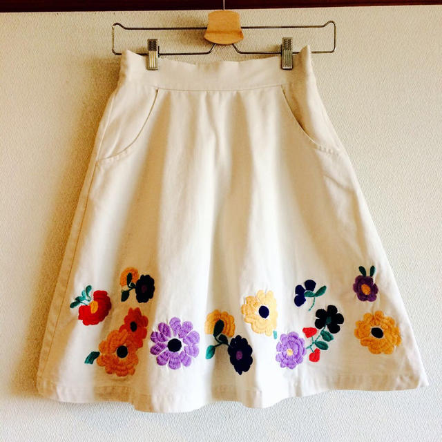 刺繍入りスカート