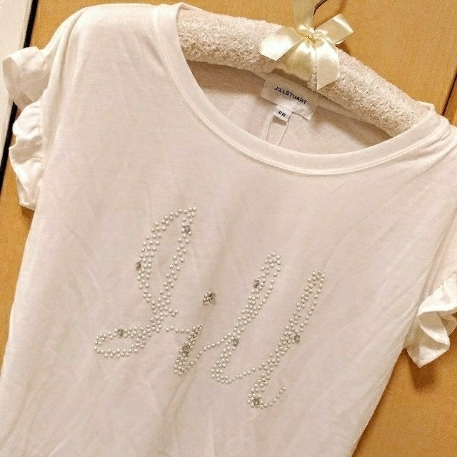 JILL by JILLSTUART(ジルバイジルスチュアート)の新品　ジルスチュアート　jillstuart　ロゴカットソー　フリルTシャツ レディースのトップス(カットソー(半袖/袖なし))の商品写真