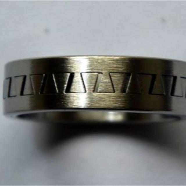 Steel製のデザインリング　（二つのリングをかみ合わせたデザイン） レディースのアクセサリー(リング(指輪))の商品写真