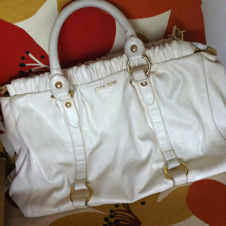 ミュウミュウ(miumiu)のmiumiu♡ホワイト2way bag(ショルダーバッグ)