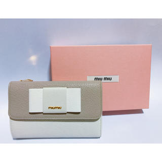 Miumiu 二つ折り財布 (新品・未使用・ギャランティーカード付)