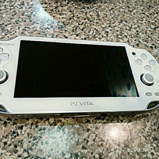 プレイステーションヴィータ(PlayStation Vita)のPlay Station Vita 1000　本体　充電器とおまけ付き(携帯用ゲーム機本体)