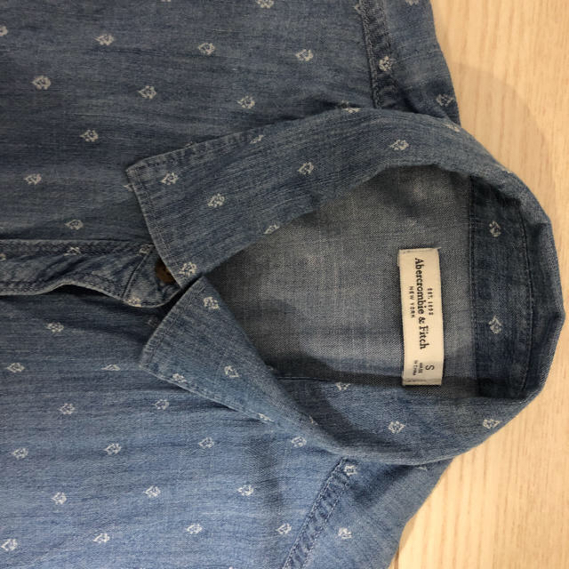 Abercrombie&Fitch(アバクロンビーアンドフィッチ)のデニムシャツ レディースのトップス(シャツ/ブラウス(半袖/袖なし))の商品写真
