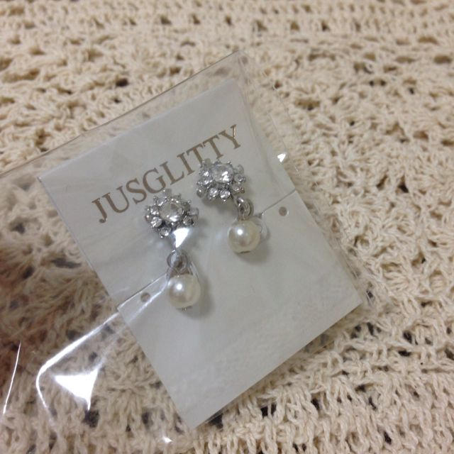 JUSGLITTY(ジャスグリッティー)の新品 未使用 パールビジューイヤリング レディースのアクセサリー(イヤリング)の商品写真