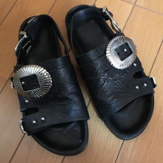 トーガ(TOGA)のTOGAPULLA エンボス バックルサンダル(サンダル)