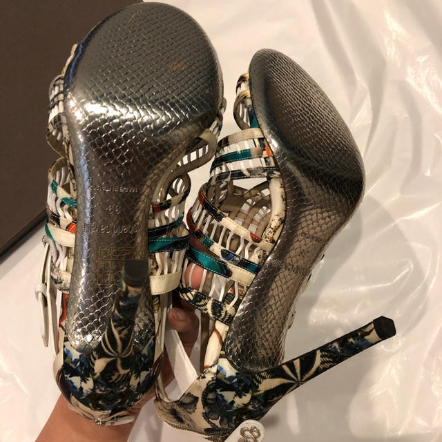 Roberto Cavalli(ロベルトカヴァリ)のロベルトカバリ ロベルトカヴァリ サンダル 39 レディースの靴/シューズ(ハイヒール/パンプス)の商品写真