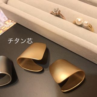 アメリヴィンテージ(Ameri VINTAGE)の高品質＊チタン芯＊カーブライン＊マッドゴールド＊(ピアス)