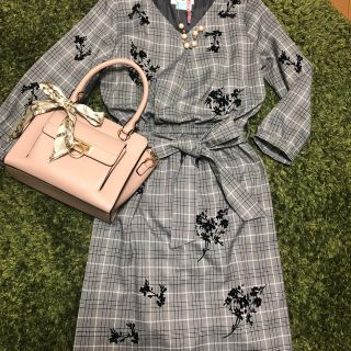 ミューズ(Mew's)の値段交渉OK♡美品【Mew's】クリーニング済♡フロッキー花柄タイトワンピース(ひざ丈ワンピース)