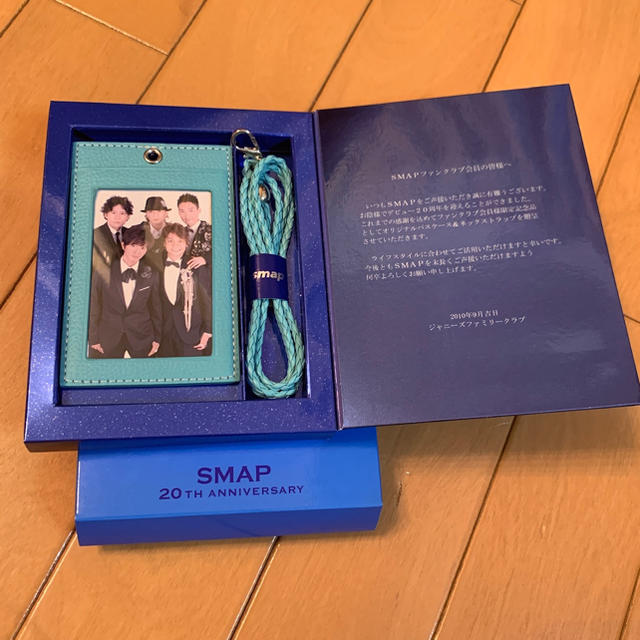 SMAP(スマップ)のSMAP非売品 20周年記念品 パスケース＆ストラップ 未開封 エンタメ/ホビーのタレントグッズ(アイドルグッズ)の商品写真