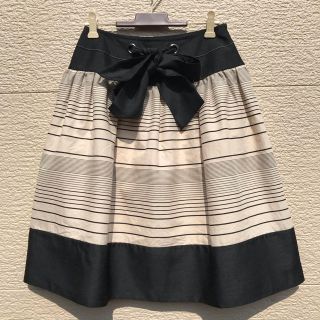 トゥービーシック(TO BE CHIC)のTO BE CHIC スカート 黒 ホワイト ベージュ 40(ひざ丈スカート)