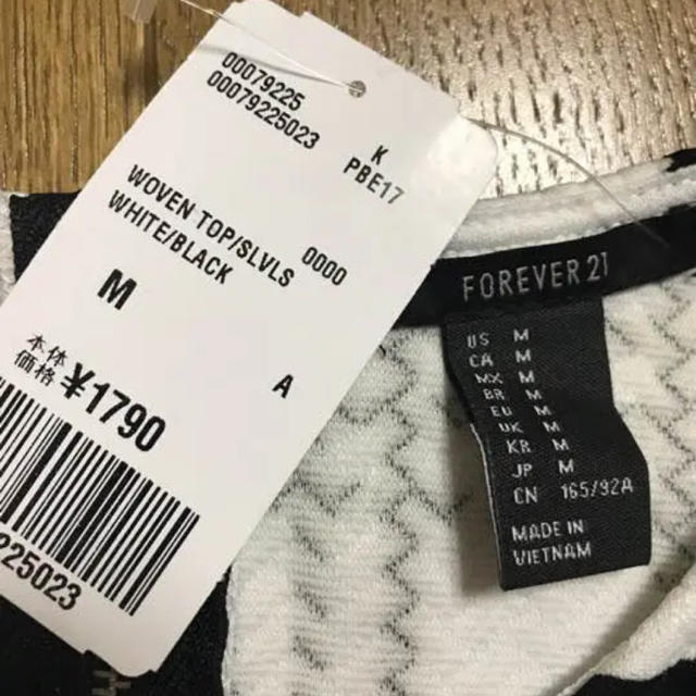 FOREVER 21(フォーエバートゥエンティーワン)のノースリーブ レディースのトップス(カットソー(半袖/袖なし))の商品写真