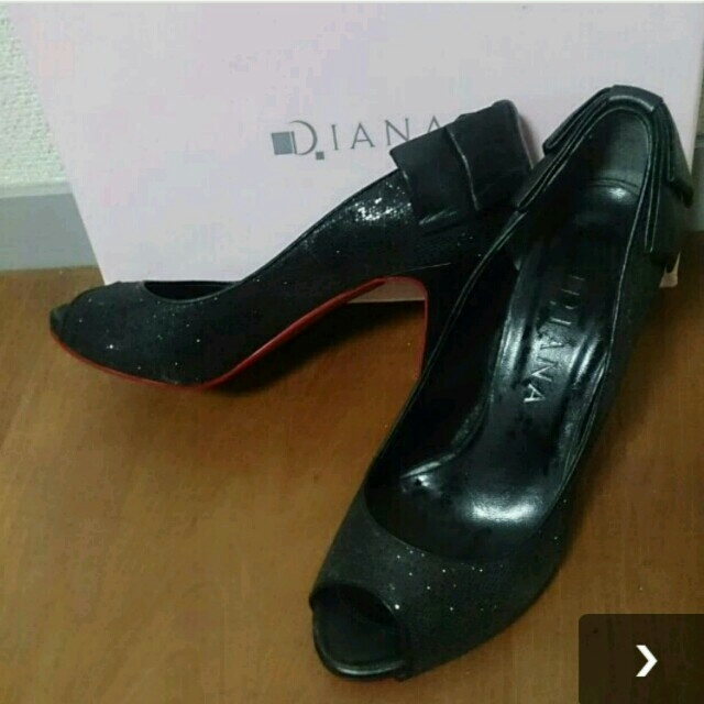 DIANA(ダイアナ)のダイアナ オープントゥ バックリボン 黒 レディースの靴/シューズ(ハイヒール/パンプス)の商品写真