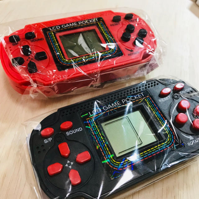 LCDゲーム機 ポッケ 人気の黒赤 2個セット 新品未使用 エンタメ/ホビーのゲームソフト/ゲーム機本体(携帯用ゲーム機本体)の商品写真