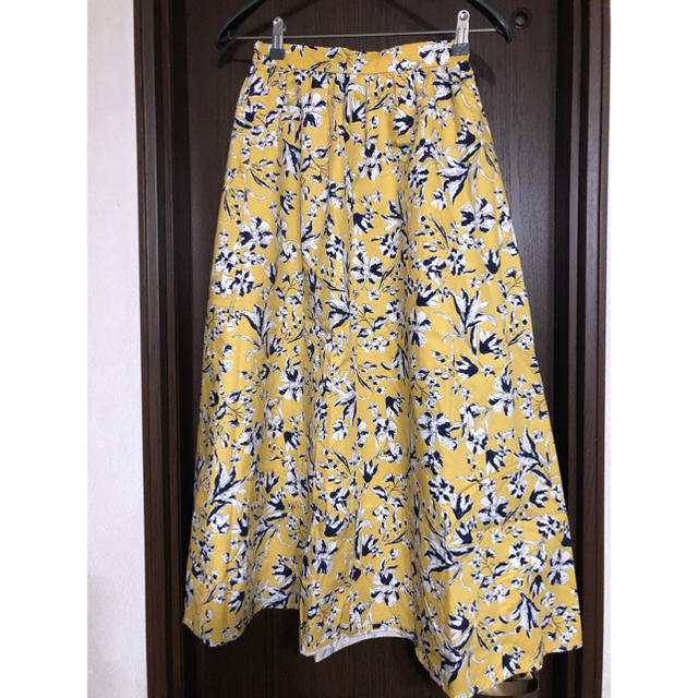 GU(ジーユー)のGU フレアロングスカート 花柄 イエロー レディースのスカート(ロングスカート)の商品写真