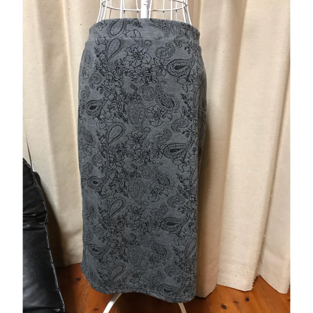 antiqua(アンティカ)のアンティカ ペイズリー柄タイトスカート レディースのスカート(ひざ丈スカート)の商品写真
