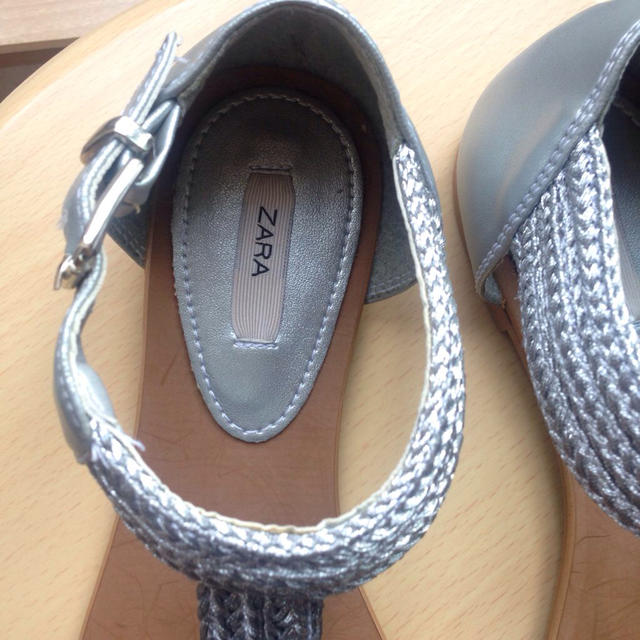 ZARA(ザラ)の【美品】ZARA シルバーサンダル レディースの靴/シューズ(サンダル)の商品写真