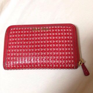 ミュウミュウ(miumiu)のmiu miu レッド×ピンク 財布(財布)