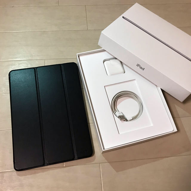 iPad(アイパッド)のiPad 第5世代 9.7インチ 32GB auセルラーモデル スマホ/家電/カメラのPC/タブレット(タブレット)の商品写真