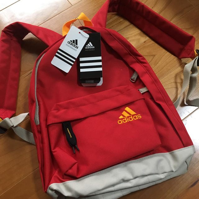 adidas(アディダス)の新品タグ付き  子ども用リュック 赤 キッズ/ベビー/マタニティのこども用ファッション小物(その他)の商品写真