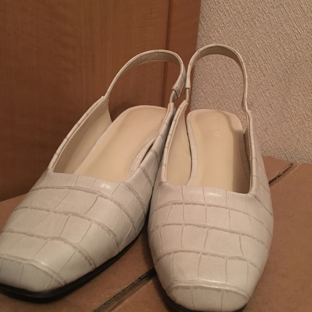 moussy(マウジー)のmoussy SQUARE TOE STRAP PUMPS パンプス アイボリー レディースの靴/シューズ(ハイヒール/パンプス)の商品写真