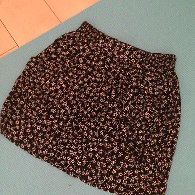 H&M(エイチアンドエム)のH&M花柄スカート レディースのスカート(ミニスカート)の商品写真