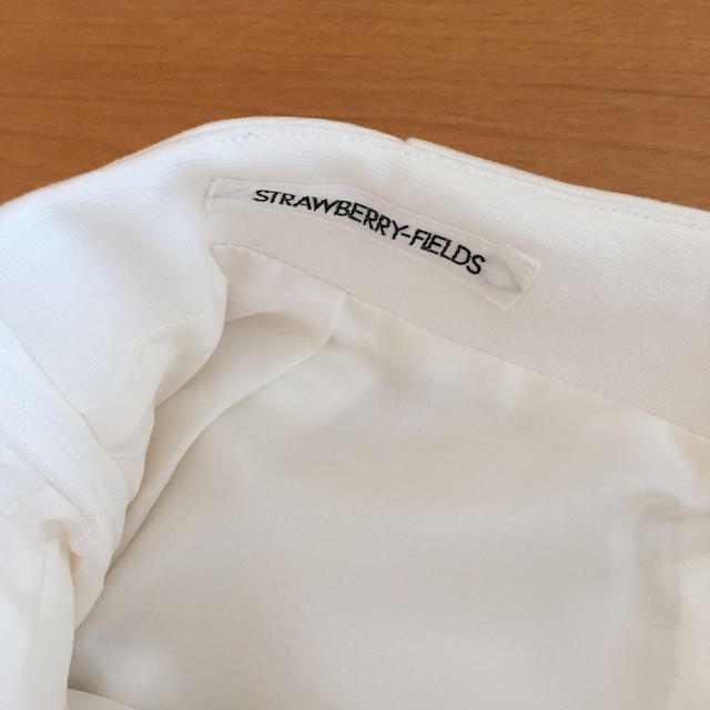 STRAWBERRY-FIELDS(ストロベリーフィールズ)のストロベリーフィールズ白フレアスカート レディースのスカート(ミニスカート)の商品写真