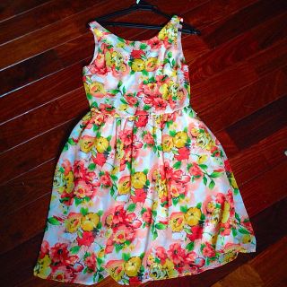 モドクロス(ModCloth)の日本未入荷、花柄ワンピース(ひざ丈ワンピース)